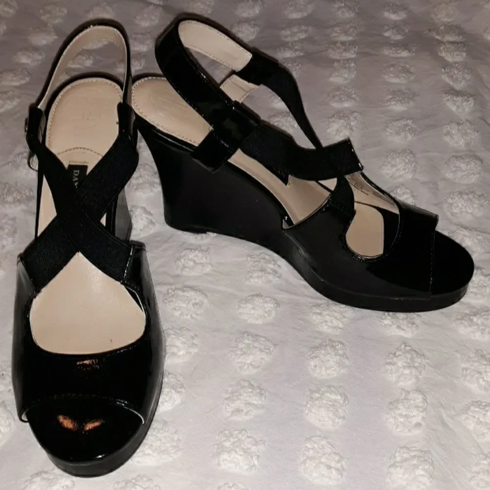 Dana Buchman Jaden Black Patent Pleather Wedges 8½‎
